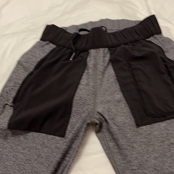 Like new Lululemon on the fly pants - Picture 7 of 7